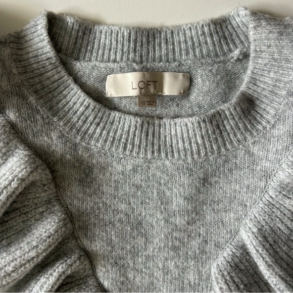LOFT Gray Ruffle Trim Knit Sweater Puff Sleeves Spring Trend Size XS - Picture 3 of 6